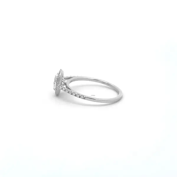 Nhẫn đính hôn bằng vàng có đính kim cương