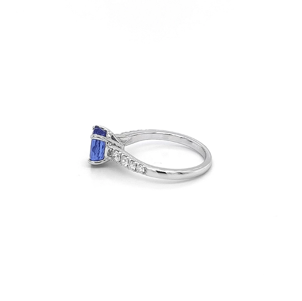 Nhẫn vàng đính Tanzanite và kim cương