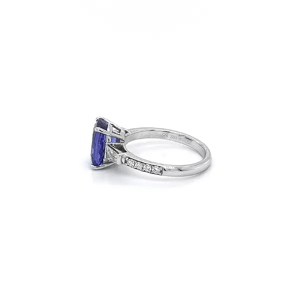 Nhẫn vàng đính Tanzanite và kim cương