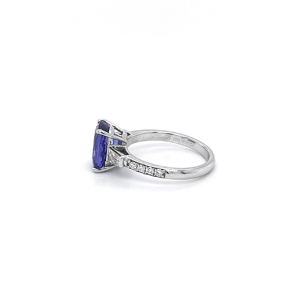 Nhẫn vàng đính Tanzanite và kim cương