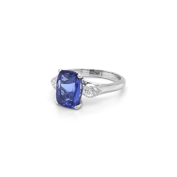 Nhẫn vàng đính Tanzanite và kim cương