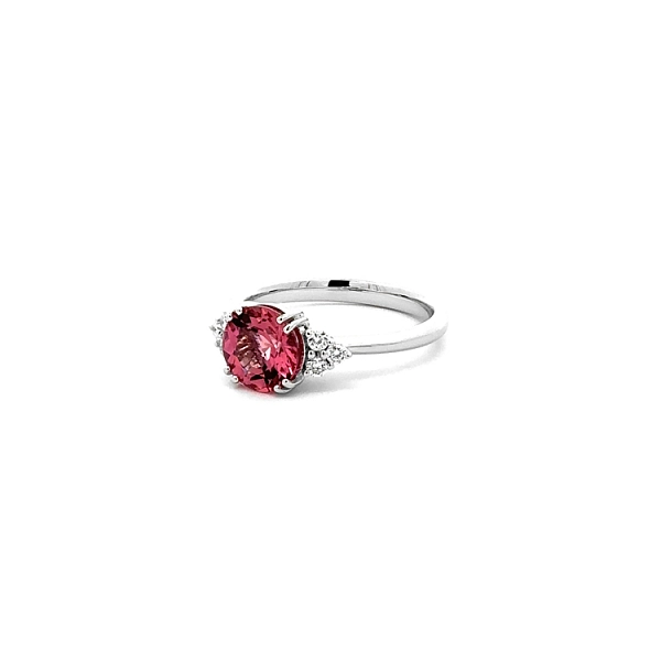 Nhẫn vàng với đá tourmaline hồng và kim cương