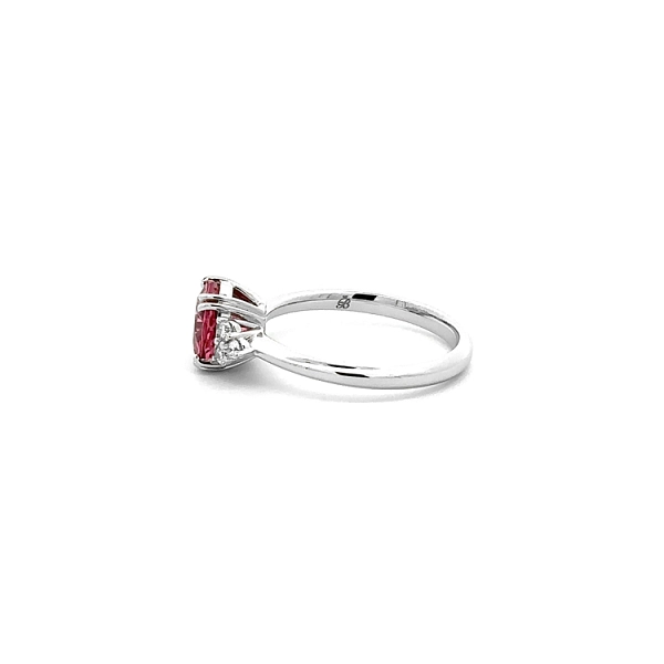 Nhẫn vàng với đá tourmaline hồng và kim cương