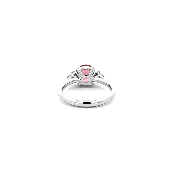 Nhẫn vàng với đá tourmaline hồng và kim cương