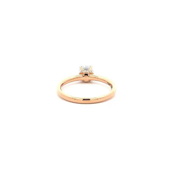 Nhẫn đính hôn bằng vàng có kim cương