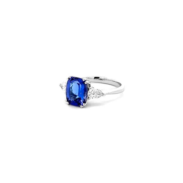 Nhẫn vàng đính Tanzanite và kim cương