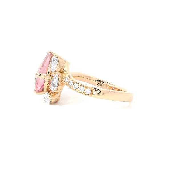 Nhẫn hình giọt nước với đá tourmaline hồng và kim cương lấp lánh