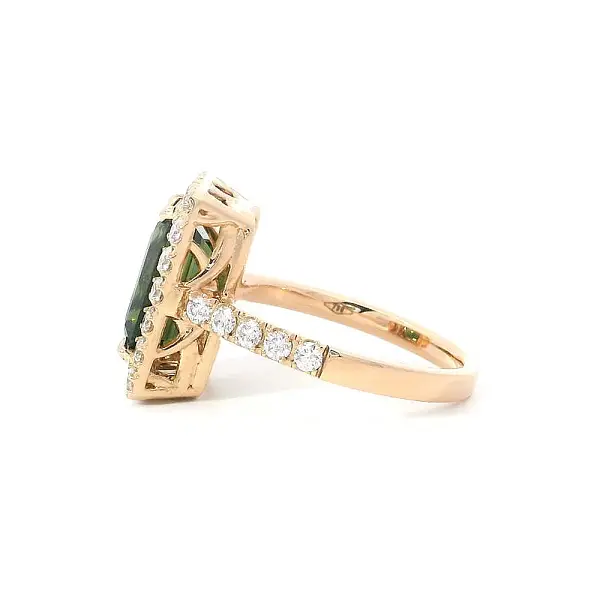 Vòng cổ tinh tế với ngọc lục bảo tự nhiên và kim cương