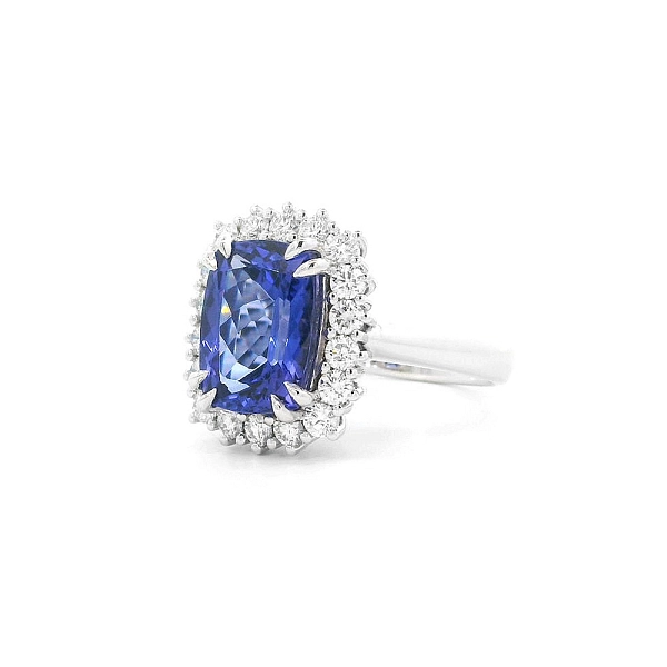 Nhẫn cao cấp với đá Tanzanite được bao quanh bởi kim cương trong vàng trắng
