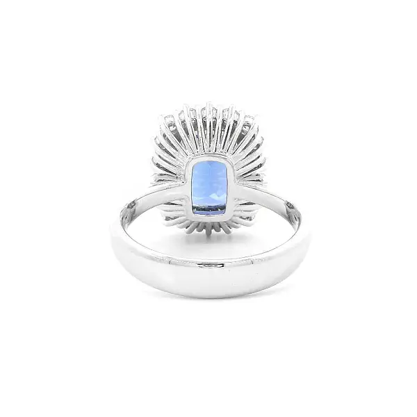 Nhẫn cao cấp với đá Tanzanite được bao quanh bởi kim cương trong vàng trắng