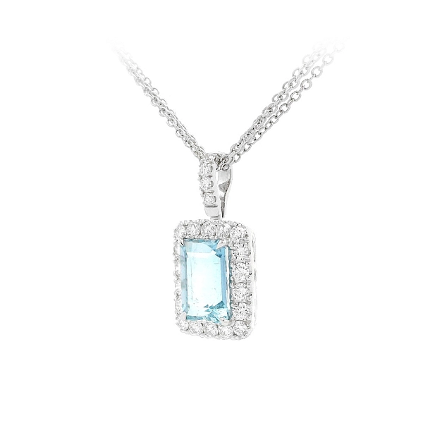 Viên ngọc aquamarine lấp lánh được bao quanh bởi những viên kim cương trong trang sức cao cấp