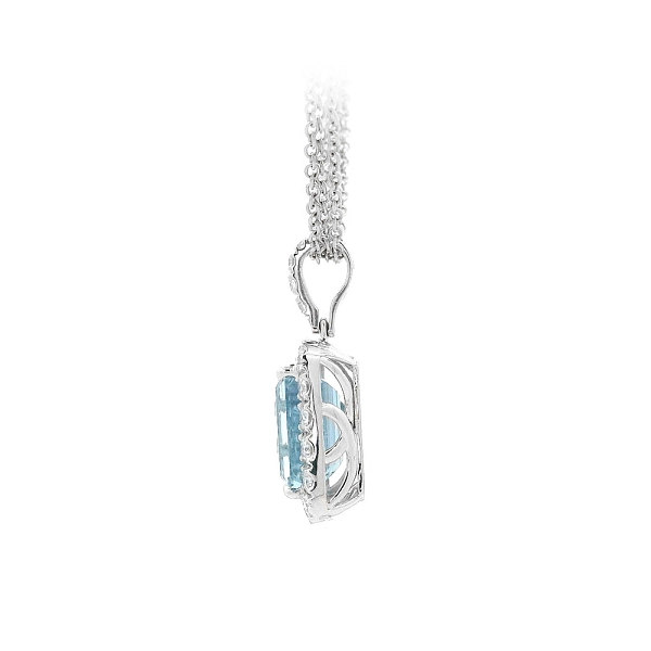 Viên ngọc aquamarine lấp lánh được bao quanh bởi những viên kim cương trong trang sức cao cấp