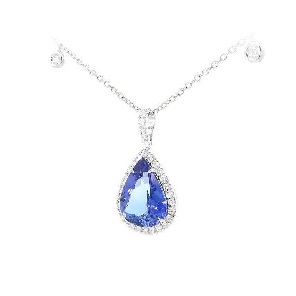 Sự kết hợp tinh tế giữa Tanzanite và kim cương trong thiết kế độc đáo