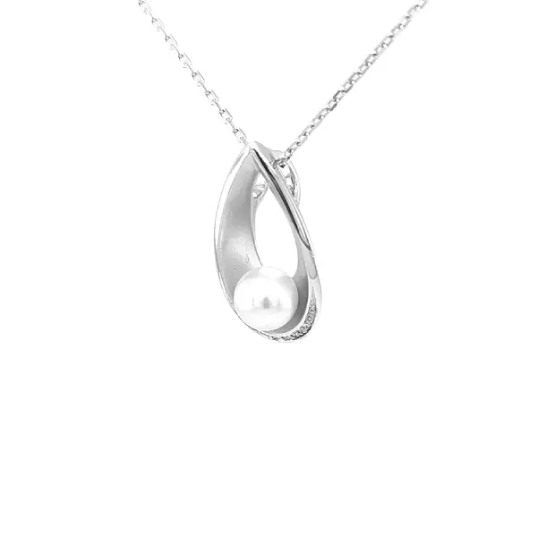 Mặt dây chuyền vàng với ngọc trai tự nhiên và kim cương