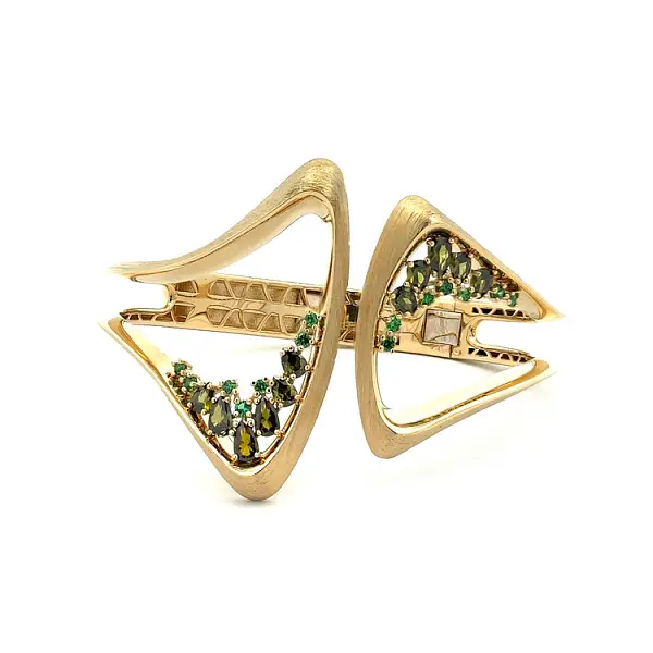 Vòng tay nữ bằng vàng với đá xanh