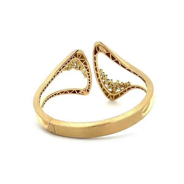 Vòng tay nữ bằng vàng với đá xanh