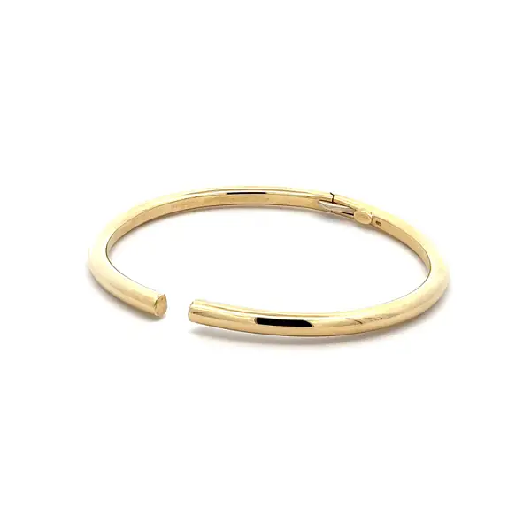 Vòng tay vàng hiện đại với thiết kế nhấn mạnh vào sự nhẹ nhàng và thanh lịch