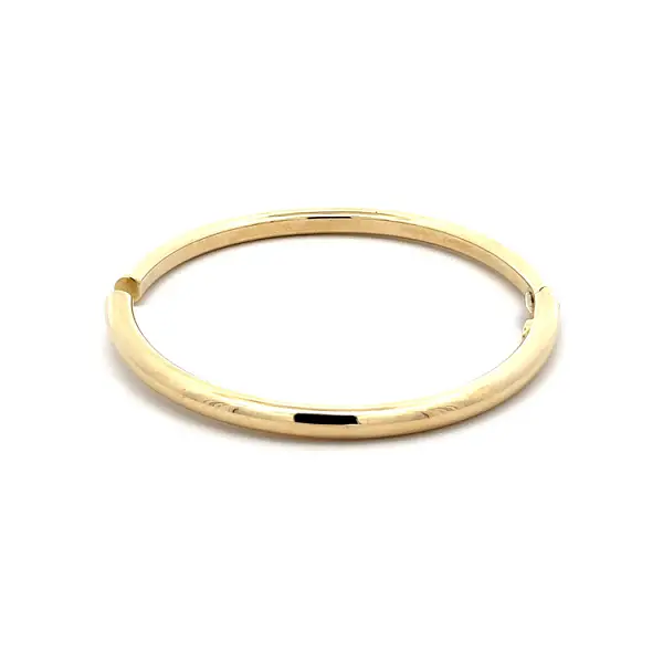 Vòng tay vàng hiện đại với thiết kế nhấn mạnh vào sự nhẹ nhàng và thanh lịch