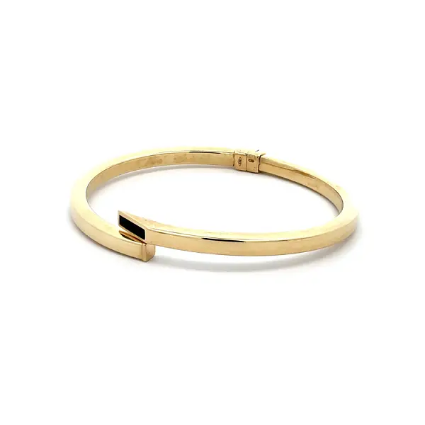 Vòng tay vàng nguyên khối với họa tiết men sứ