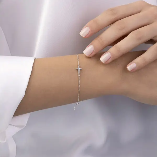 Vòng tay đính đá zircon với thánh giá bằng vàng trắng