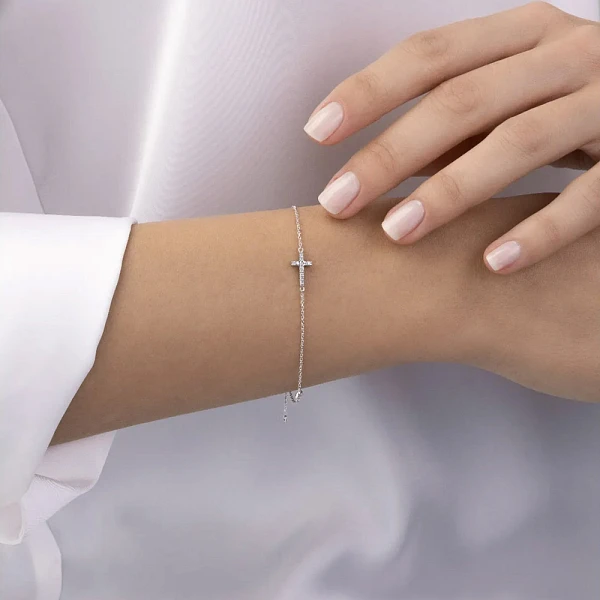 Vòng tay đính đá zircon với thánh giá bằng vàng trắng