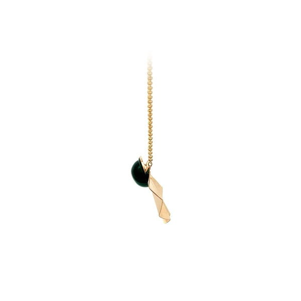 Vòng cổ bằng vàng với đá malachite