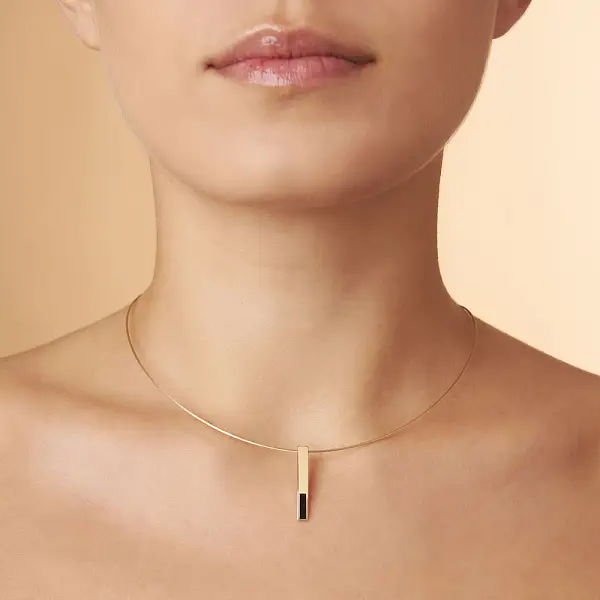 Vòng cổ vàng với men sứ