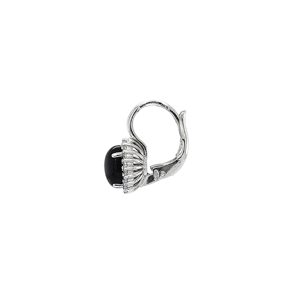 Vàng trắng, đá onyx và zircon trong đôi bông tai vượt thời gian
