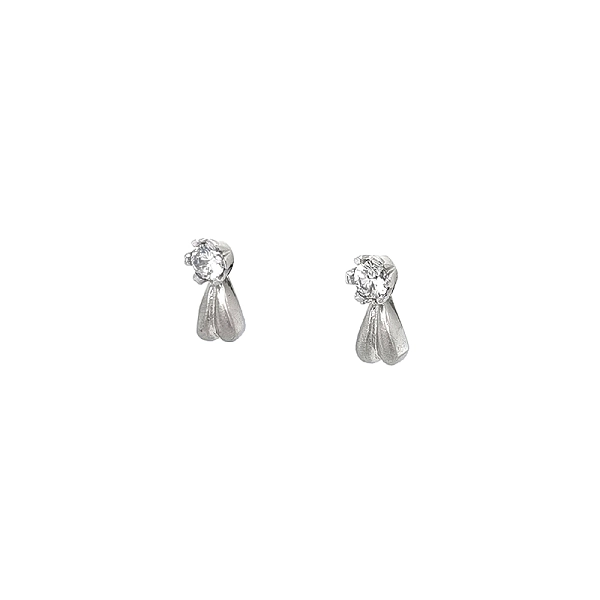 Vòng tai làm từ vàng trắng kết hợp với đá zircon trong thiết kế tương phản giữa bề mặt mờ và sáng bóng