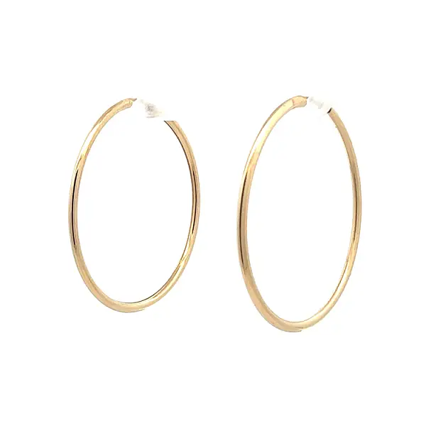 Nhẫn vàng vàng cổ điển với bề mặt mịn màng