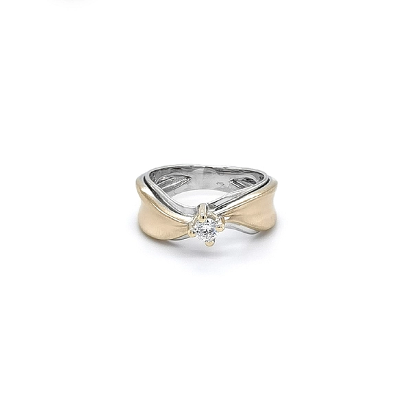 Nhẫn đính hôn với đá zircon làm từ vàng kết hợp