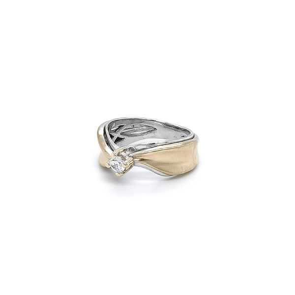 Nhẫn đính hôn với đá zircon làm từ vàng kết hợp