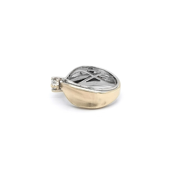 Nhẫn đính hôn với đá zircon làm từ vàng kết hợp