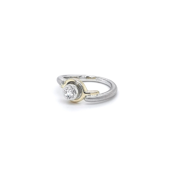 Nhẫn đính đá zircon làm từ vàng kết hợp