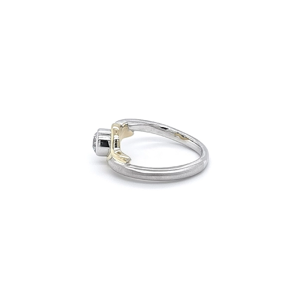 Nhẫn đính đá zircon làm từ vàng kết hợp