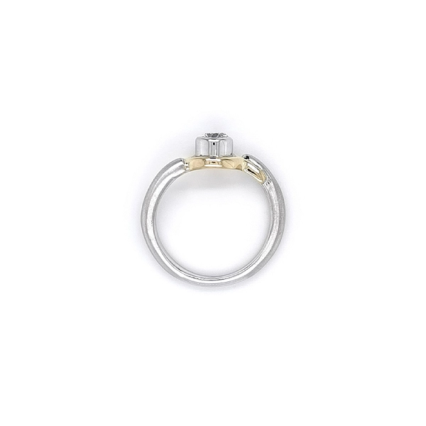 Nhẫn đính đá zircon làm từ vàng kết hợp