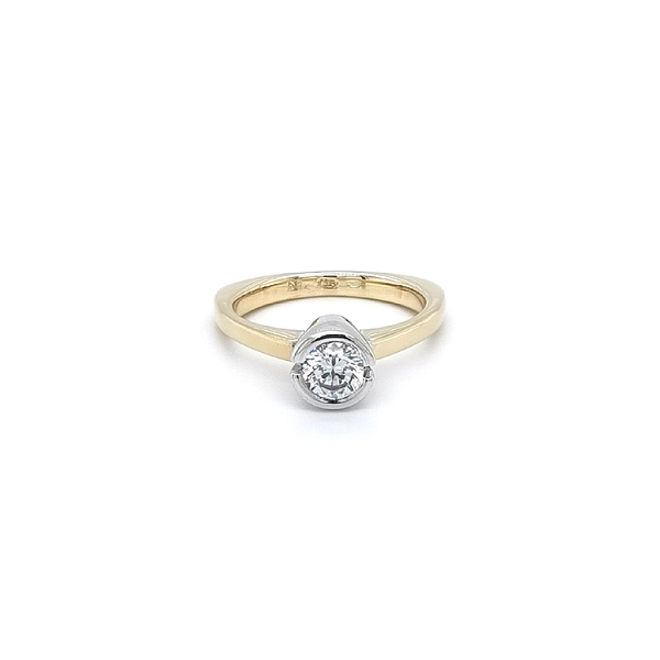 Nhẫn đính hôn bằng vàng với đá zircon