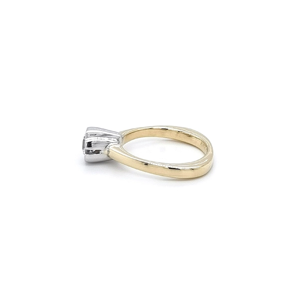Nhẫn đính hôn bằng vàng với đá zircon