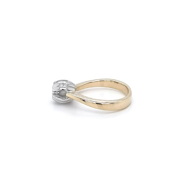 Nhẫn đính đá zircon làm từ vàng kết hợp
