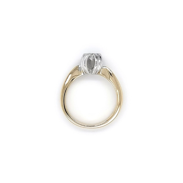 Nhẫn đính đá zircon làm từ vàng kết hợp