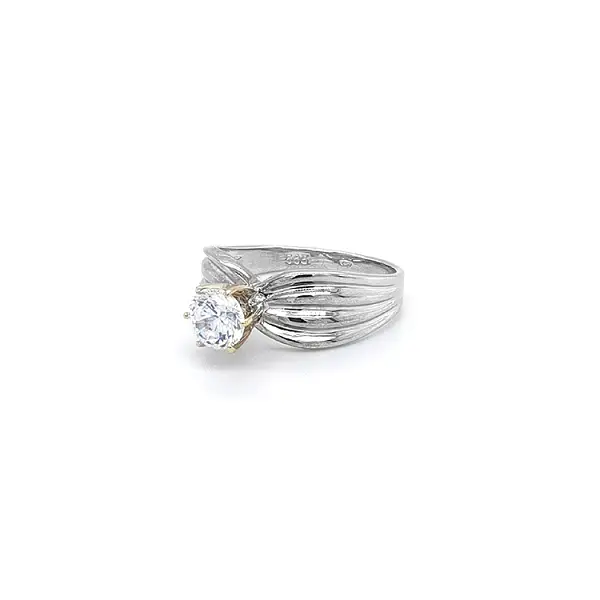 Nhẫn đính đá zircon làm từ vàng kết hợp