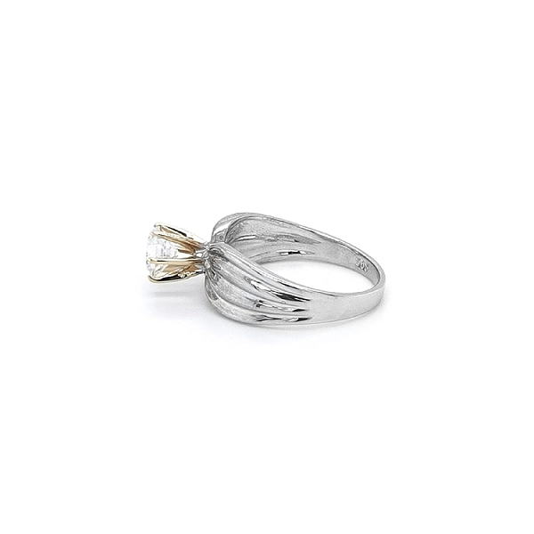 Nhẫn đính đá zircon làm từ vàng kết hợp