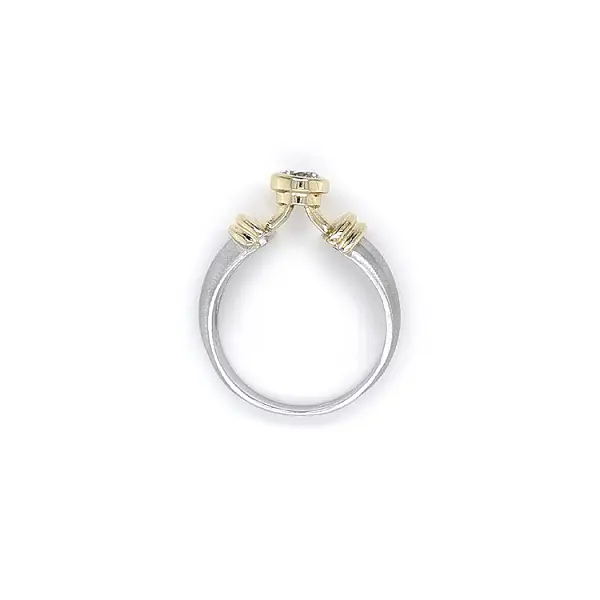 Nhẫn đính đá zircon làm từ vàng kết hợp