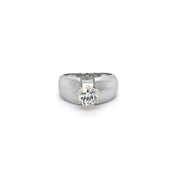 Nhẫn đính hôn với đá zircon làm từ vàng kết hợp