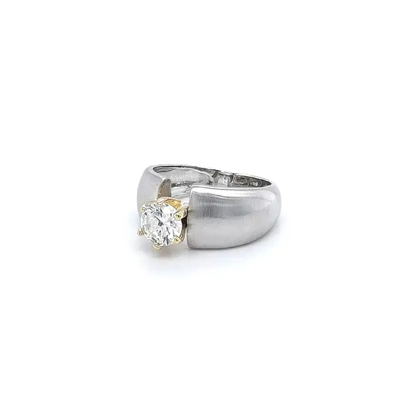 Nhẫn đính hôn với đá zircon làm từ vàng kết hợp