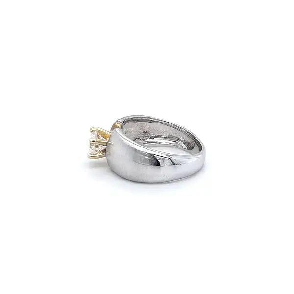 Nhẫn đính hôn với đá zircon làm từ vàng kết hợp