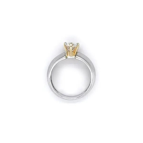 Nhẫn đính hôn với đá zircon làm từ vàng kết hợp