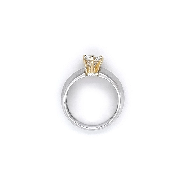 Nhẫn đính hôn với đá zircon làm từ vàng kết hợp