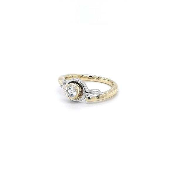 Nhẫn đính đá zircon làm từ vàng kết hợp