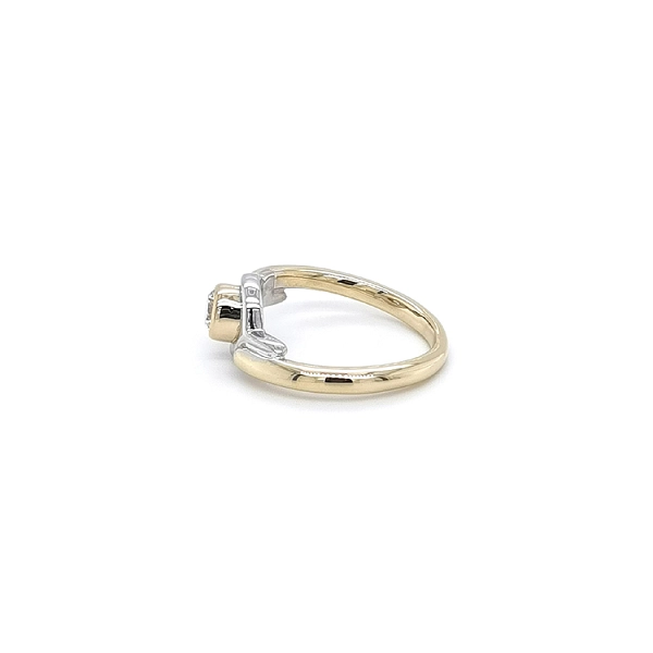 Nhẫn đính đá zircon làm từ vàng kết hợp